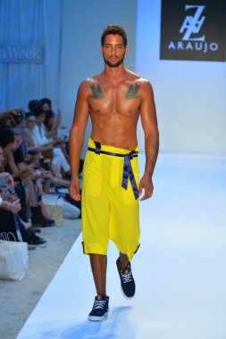 bir model a.z. araujo göstermek de pist yürür