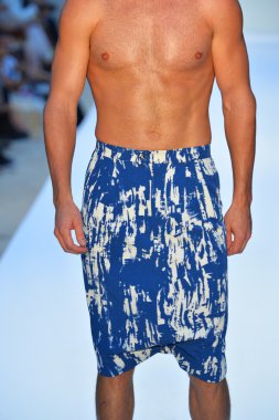 bir model a.z. araujo göstermek de pist yürür