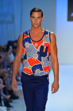 bir model a.z. araujo göstermek de pist yürür