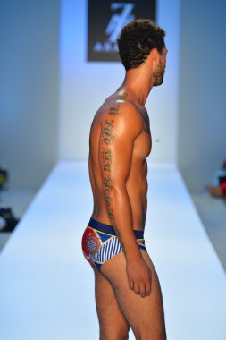 bir model a.z. araujo göstermek de pist yürür