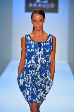 bir model a.z. araujo göstermek de pist yürür