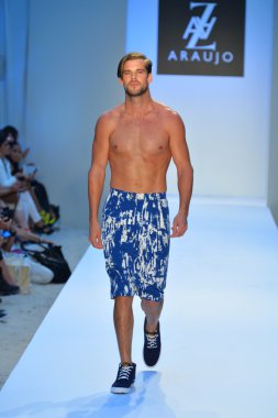 bir model a.z. araujo göstermek de pist yürür