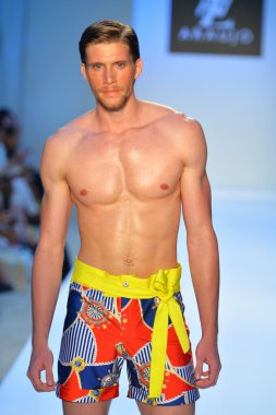 bir model a.z. araujo göstermek de pist yürür