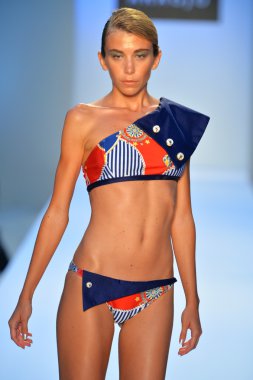 bir model a.z. araujo göstermek de pist yürür