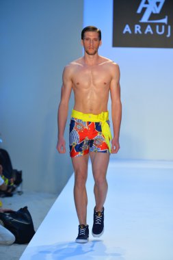 bir model a.z. araujo göstermek de pist yürür