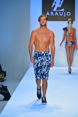 bir model a.z. araujo göstermek de pist yürür