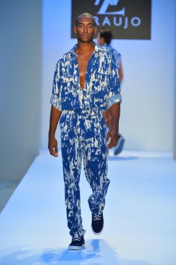 bir model a.z. araujo göstermek de pist yürür