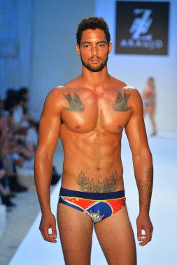 bir model a.z. araujo göstermek de pist yürür