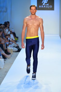 bir model a.z. araujo göstermek de pist yürür