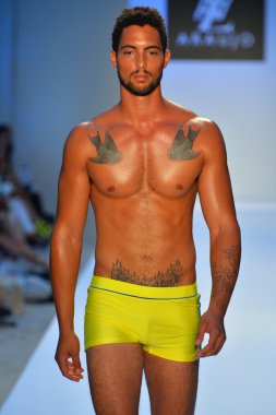 bir model a.z. araujo göstermek de pist yürür