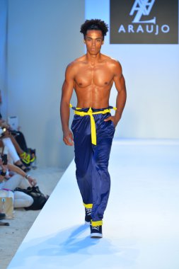 bir model a.z. araujo göstermek de pist yürür