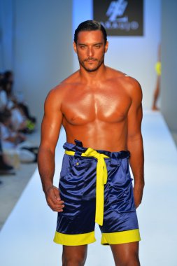 bir model a.z. araujo göstermek de pist yürür