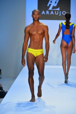 bir model a.z. araujo göstermek de pist yürür