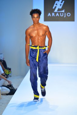 bir model a.z. araujo göstermek de pist yürür