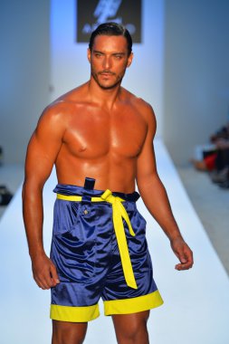 bir model a.z. araujo göstermek de pist yürür