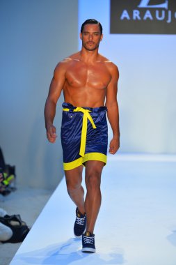 bir model a.z. araujo göstermek de pist yürür