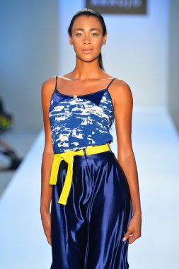 bir model a.z. araujo göstermek de pist yürür