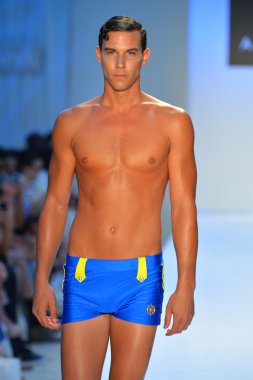 bir model a.z. araujo göstermek de pist yürür