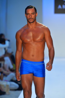 bir model a.z. araujo göstermek de pist yürür