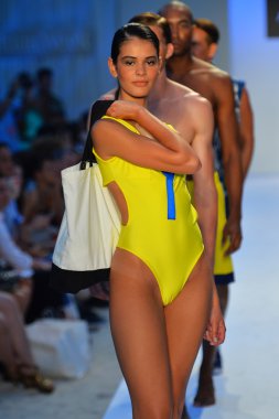 bir model a.z. araujo göstermek de pist yürür