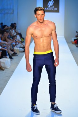 bir model a.z. araujo göstermek de pist yürür