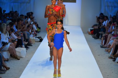 modelleri pist finale a.z. araujo Show'da yürümek.