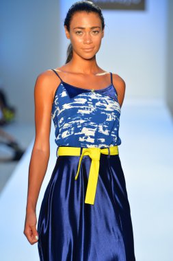 bir model a.z. araujo göstermek de pist yürür