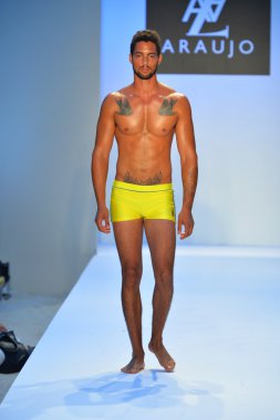 bir model a.z. araujo göstermek de pist yürür