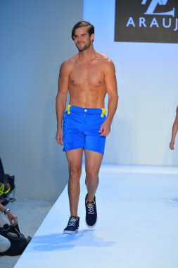 bir model a.z. araujo göstermek de pist yürür