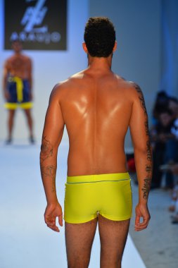 bir model a.z. araujo göstermek de pist yürür