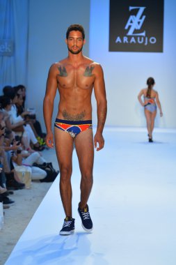 bir model a.z. araujo göstermek de pist yürür