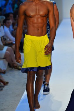 bir model a.z. araujo göstermek de pist yürür