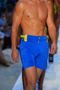 bir model a.z. araujo göstermek de pist yürür