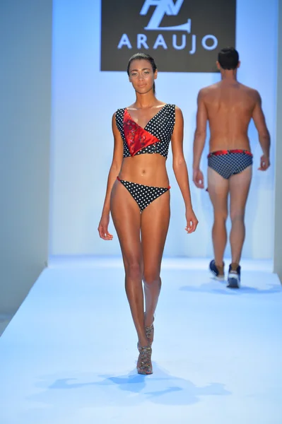 A model walks the runway at the A.Z. Araujo show — Stock Photo, Image