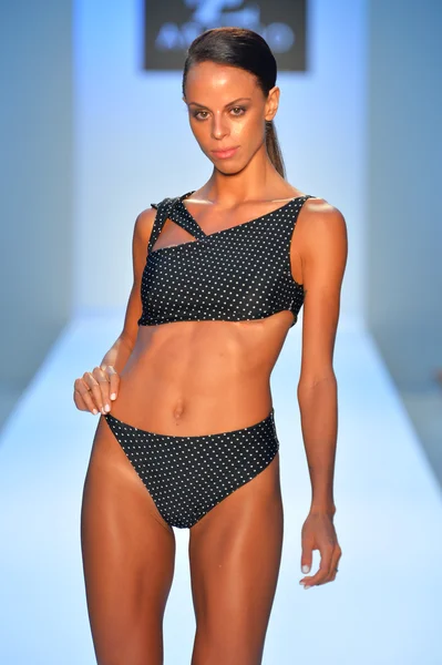 A model walks the runway at the A.Z. Araujo show — Stock Photo, Image