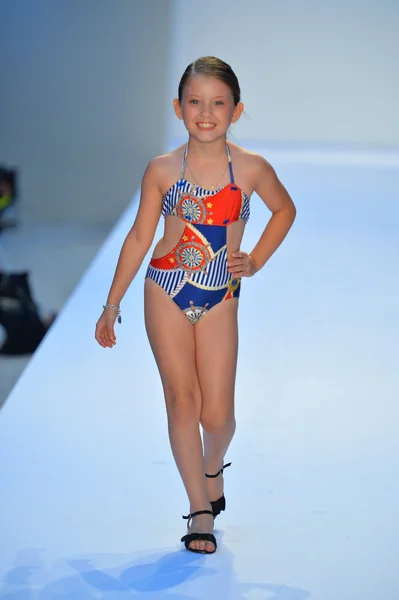 A model walks the runway at the A.Z. Araujo show — Stock Photo, Image