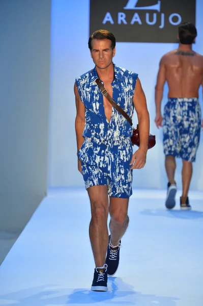 Vincent de Paul walks the runway at the A.Z. Araujo show — Stock Photo, Image