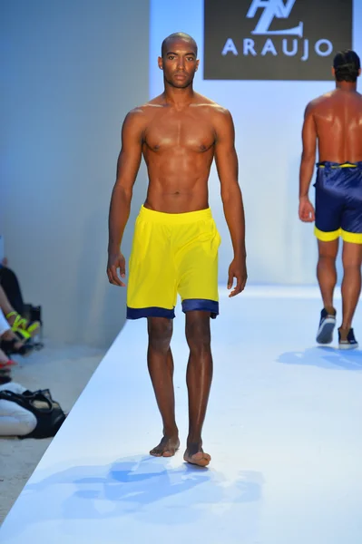 A model walks the runway at the A.Z. Araujo show — Stock Photo, Image