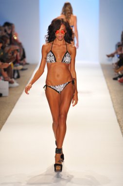 manken a.che mayo şov pist yürür