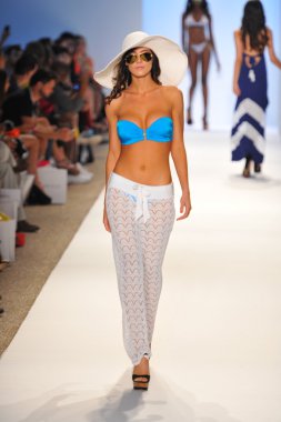 manken a.che mayo şov pist yürür