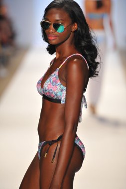 manken a.che mayo şov pist yürür