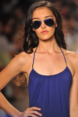 manken a.che mayo şov pist yürür