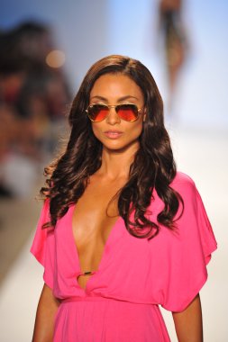 manken a.che mayo şov pist yürür