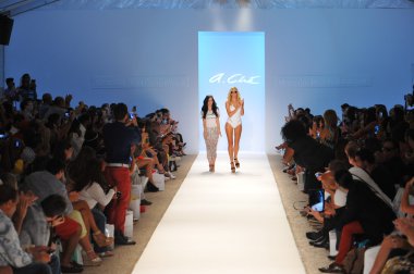 mercedes-benz moda haftası sırasında pist üzerinde bir model ile deisgner a.che