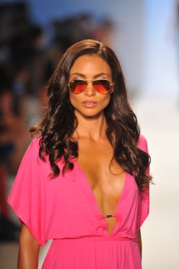 manken a.che mayo şov pist yürür