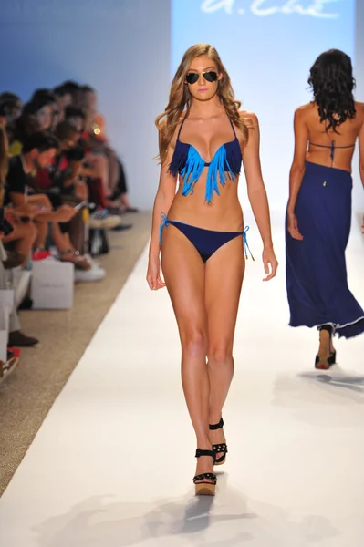 A model walks the runway at the A.Che Swimwear show — Stock Photo, Image
