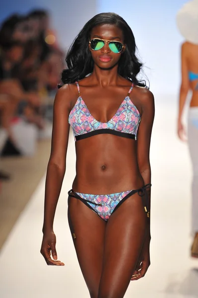 A model walks the runway at the A.Che Swimwear show — Stock Photo, Image