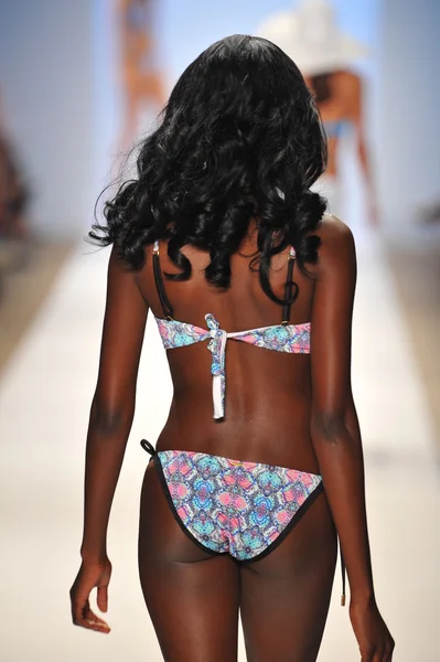 A model walks the runway at the A.Che Swimwear show — Stock Photo, Image