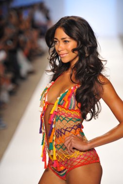 manken anna kosturova göstermek de pist yürür