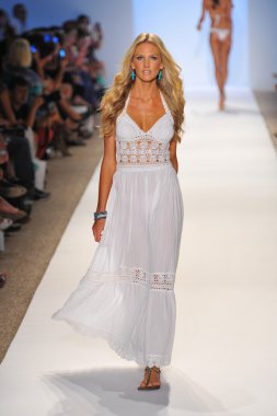 manken anna kosturova göstermek de pist yürür